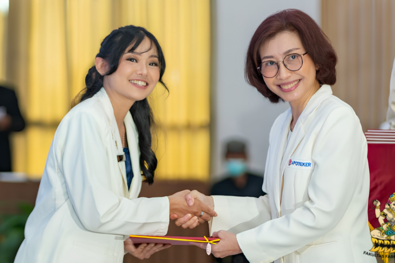 Pentingnya Publikasi Ilmiah bagi Mahasiswa Farmasi Sebelum Lulus: Investasi Karier yang Sering Terlupakan