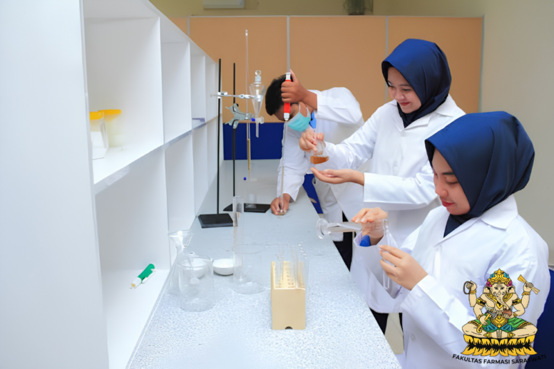 Cara Memilih Jalur Karir Farmasi yang Tepat: Industri, Klinik, atau Komunitas?